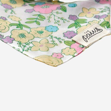 Petal // Hundebandana med blomster i pastelfarver