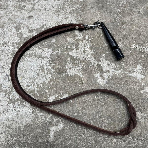 Butter Key Chain // Lædersnor til hundefløjte (mørkebrun)