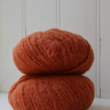 WEAR FIFI Strikkekit // Strik-selv Fluffy Hundesweater (burnt orange)