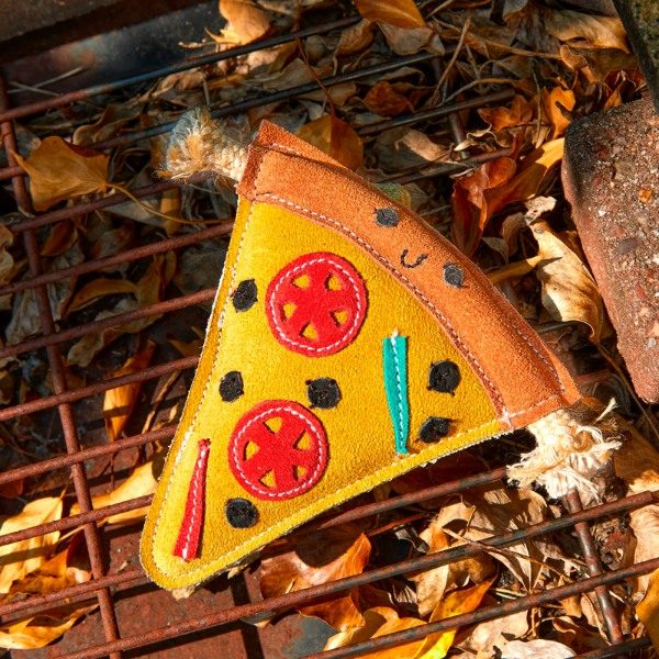 Pepe La Pizza // Hundelegetøj i ruskind med fyld af jute (pizza)