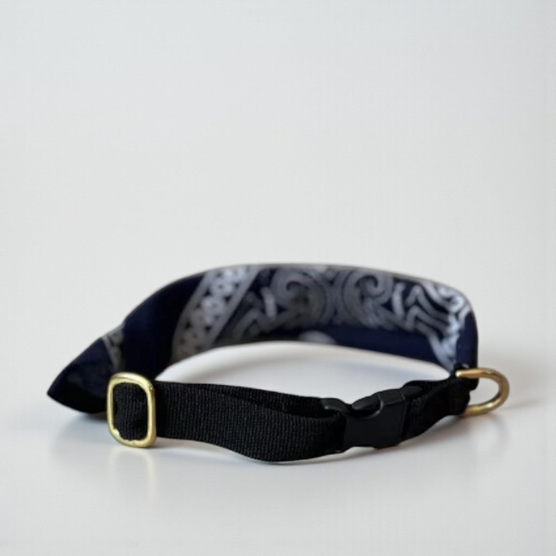 Hundekollektivet // Justerbart bandanahalsbånd (paisley blue)