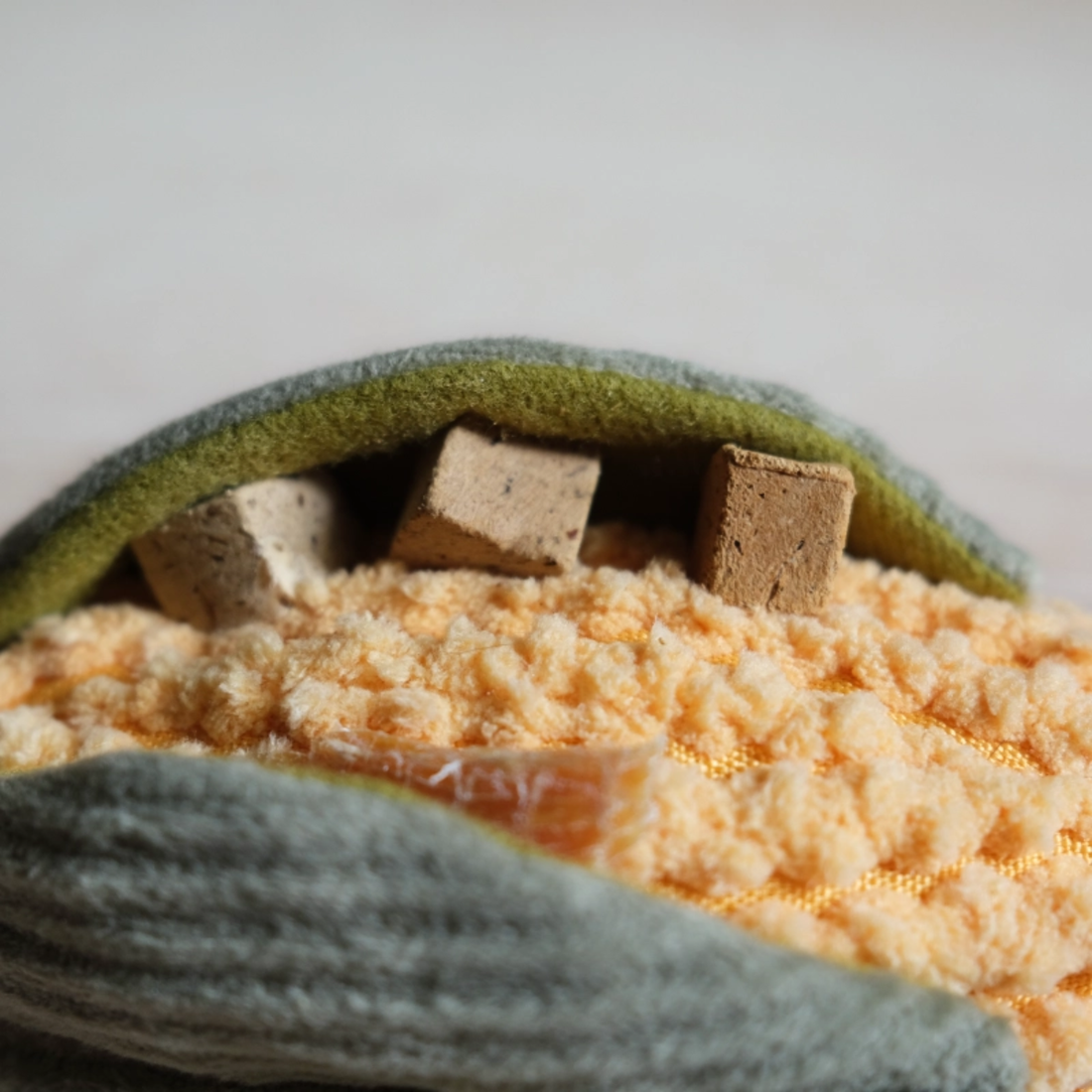 Lambwolf Corn // Aktivitetslegetøj med lommer til godbidder og piv