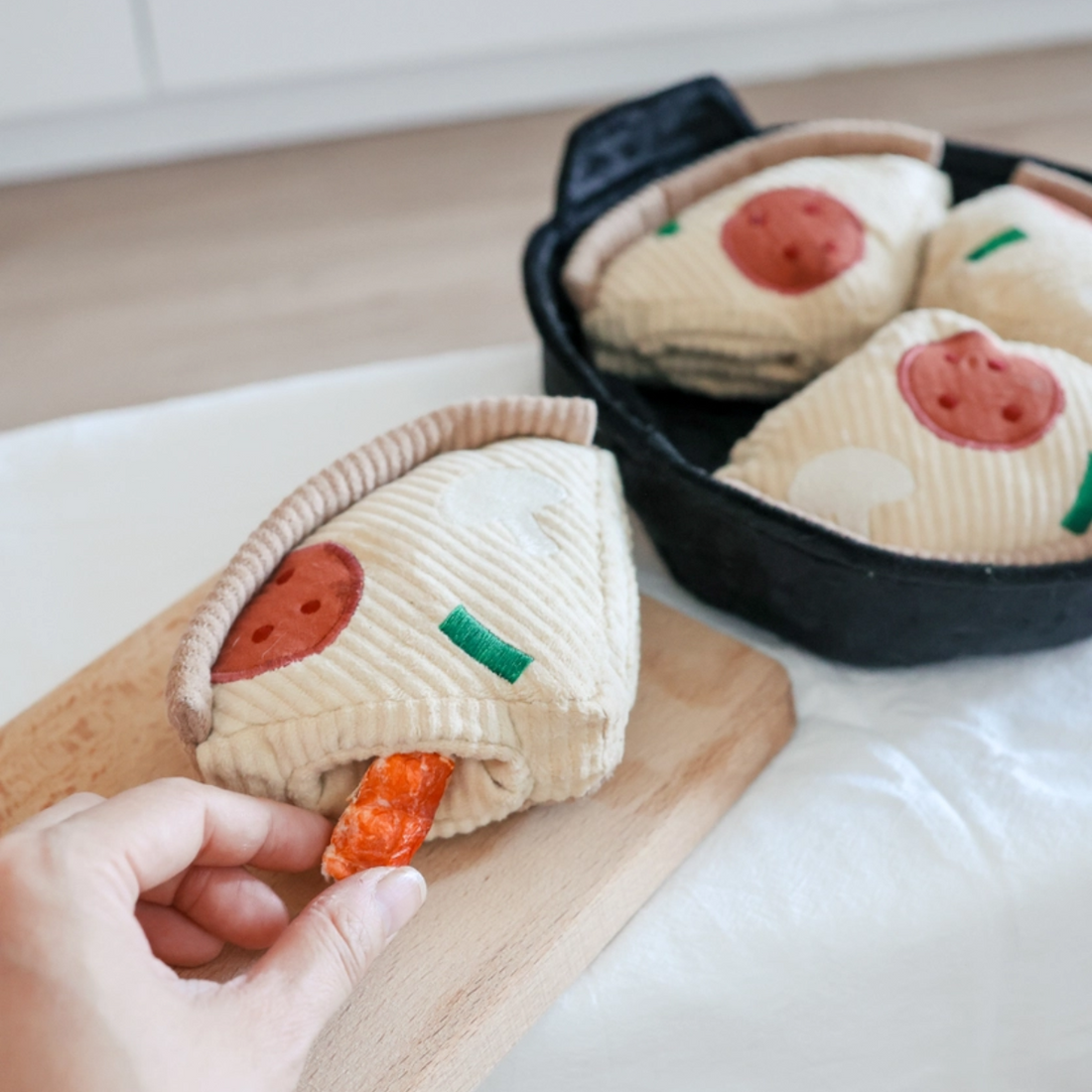 Lambwolf Deep Dish Pizza // Aktivitetslegetøj med snuselommer