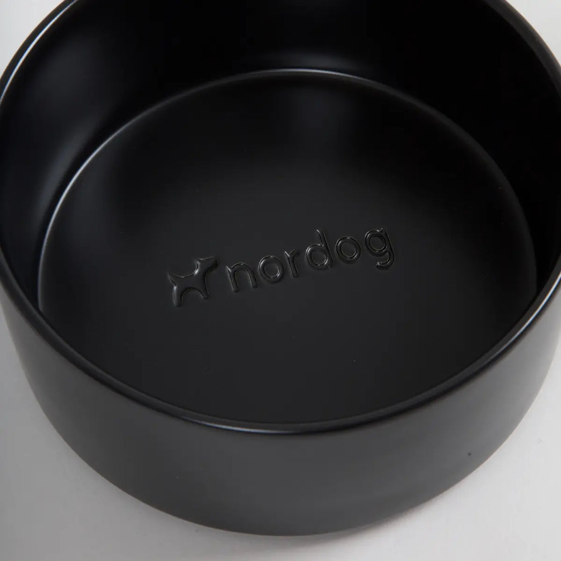 Nordog Oli // Keramisk hundeskål med skridsikker bund (sort)
