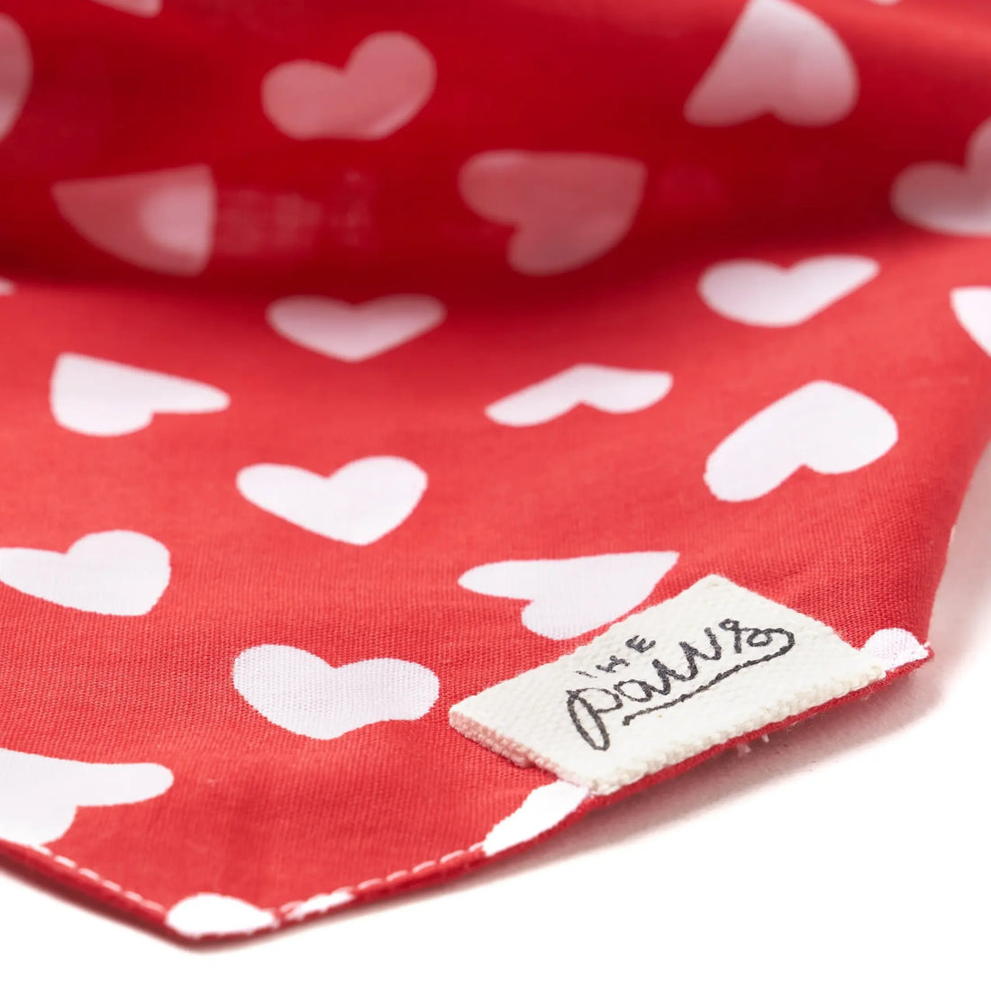 Nana // Hundebandana med hjerter (rød)