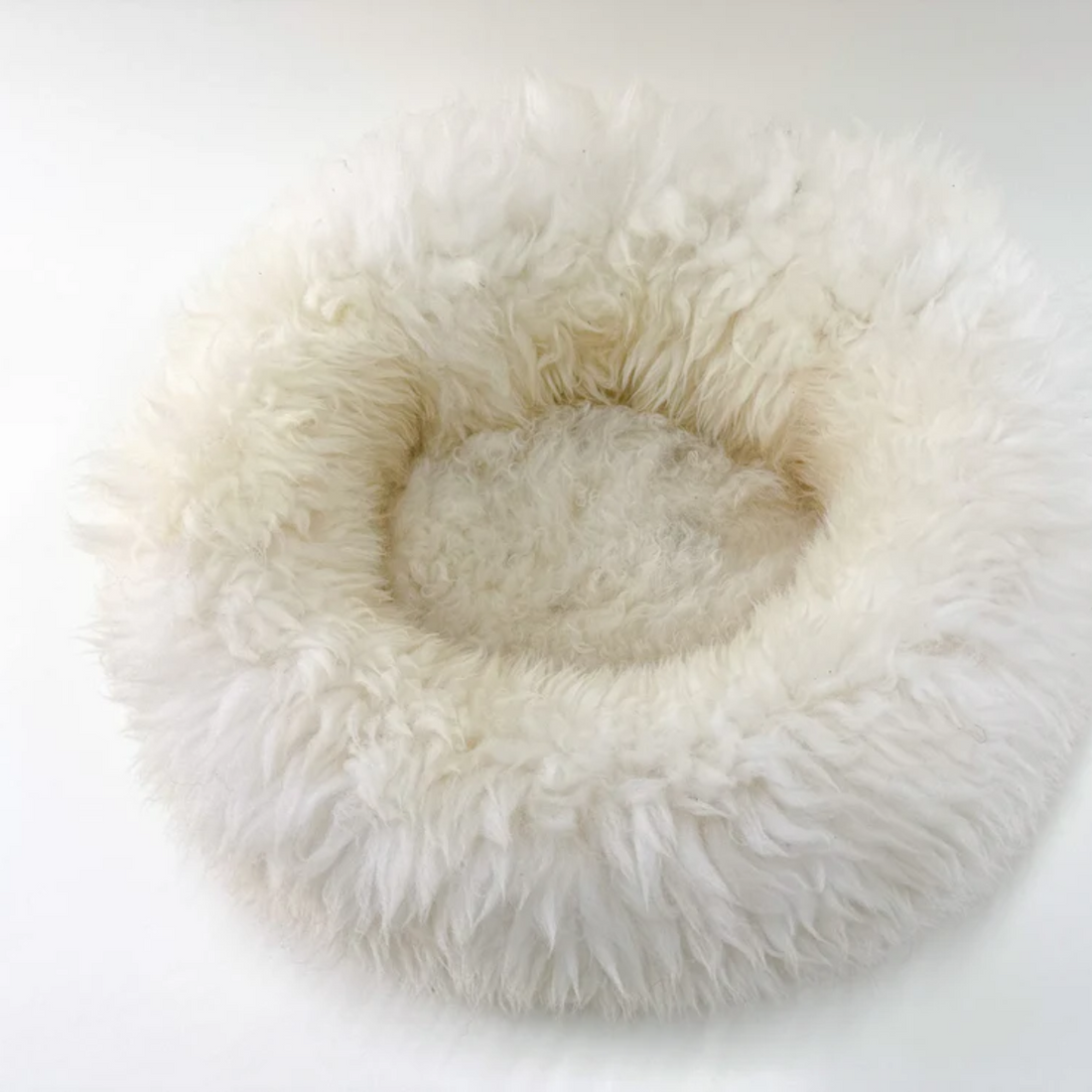 Helen Wells Sheep // Håndlavet donut hundseng i 100 % øko. fåreskind (creme)