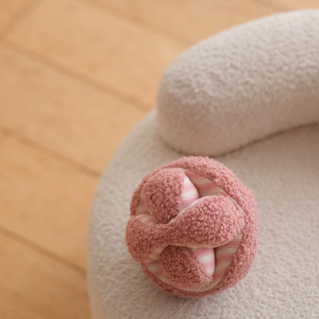 Lambwolf Mini Monti // Aktivitetsbold med plads til godbidder (lyserød)