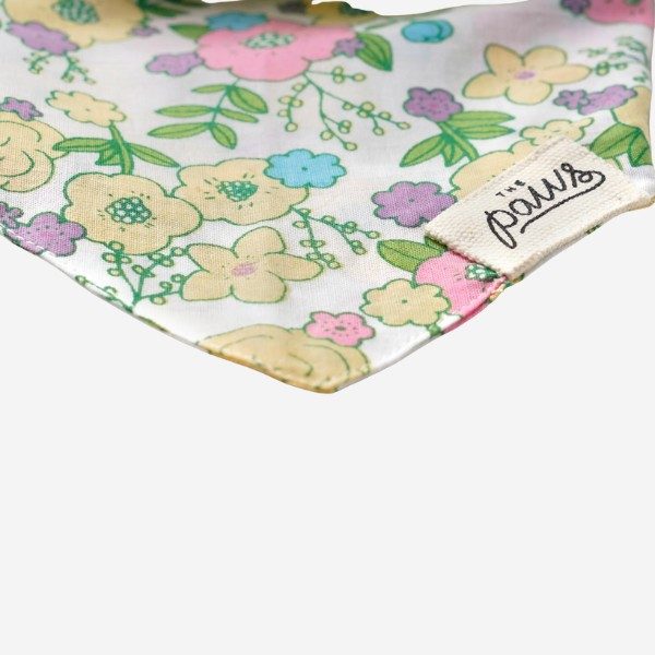 Petal // Hundebandana med blomster i pastelfarver