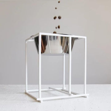 Bauhaus white single // Højt geometrisk stativ med en skål (hvid)
