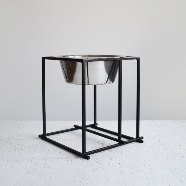 Bauhaus black single // Højt geometrisk stativ med en skål