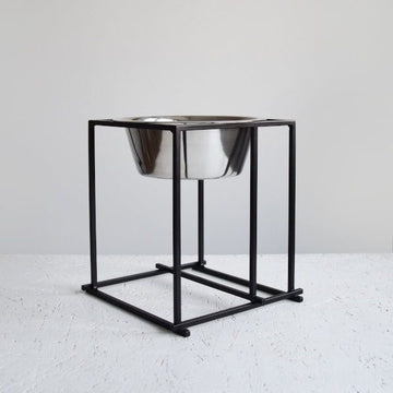 Bauhaus black single // Højt geometrisk stativ med en skål