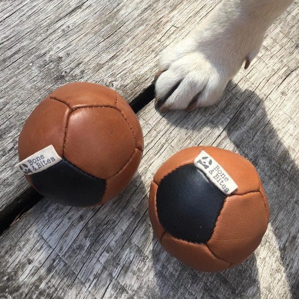 Bone & Bites, Alfred // Håndlavet læderbold til hunde