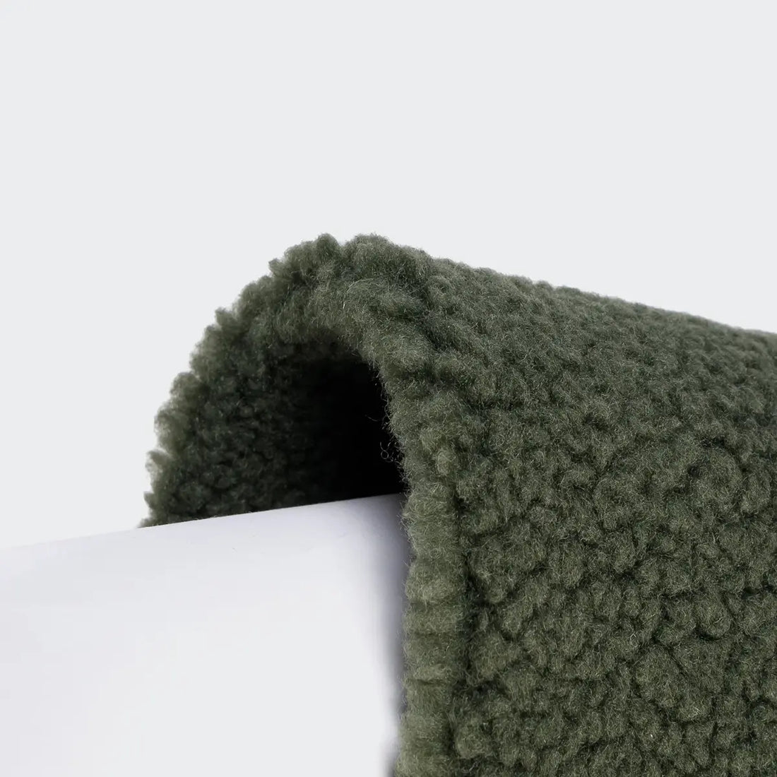 Cloud7 Cornwall, Fransk Bulldog // Teddy sweater med ben (olive)