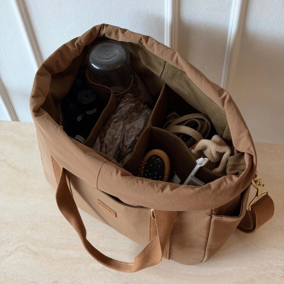 Drew's Dogwear Lou // Weekendtaske med praktiske opbevaringsrum (brun)