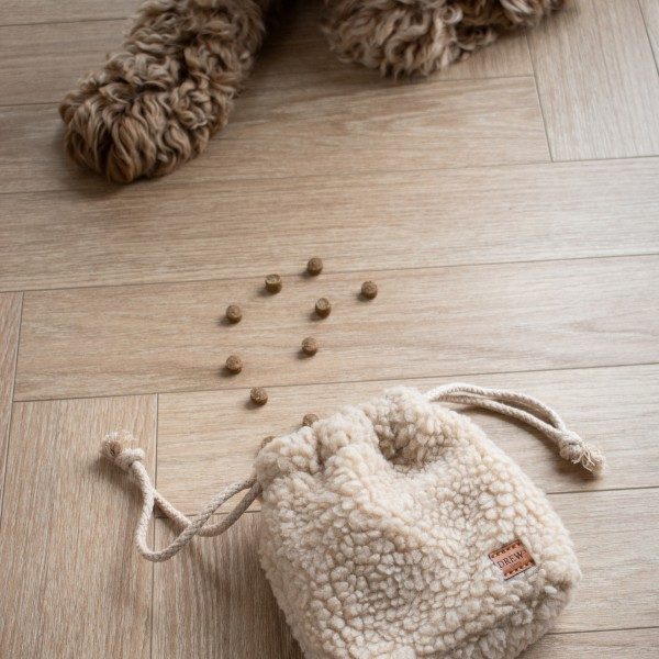 Drew's Dogwear Teddy // Godbidstaske i genanvendt sherpa (beige)