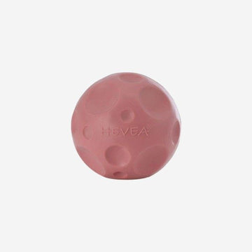 Hevea Moonball // Naturgummi bold med plads til godbidder (rosa)