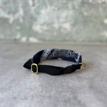 Hundekollektivet // Justerbart bandanahalsbånd (paisley blue)