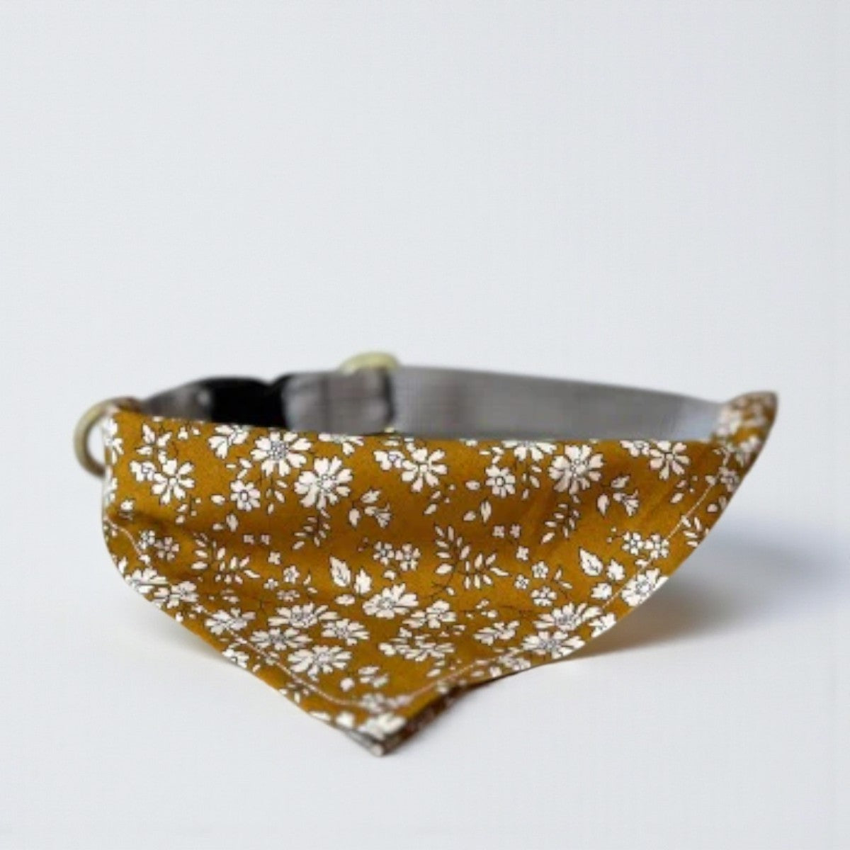 The dog collective // ​​Adjustable bandana collar (liberty Curry)