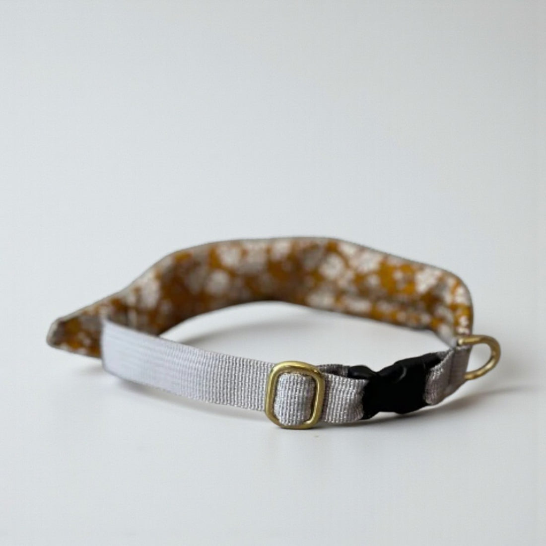 Hundekollektivet // Justerbart bandanahalsbånd (liberty Curry)