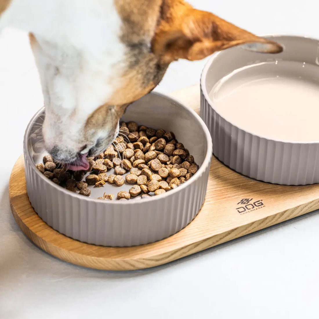 Dog Copenhagen Kronborg // Skålesæt med egetræsbase (latte/eg)