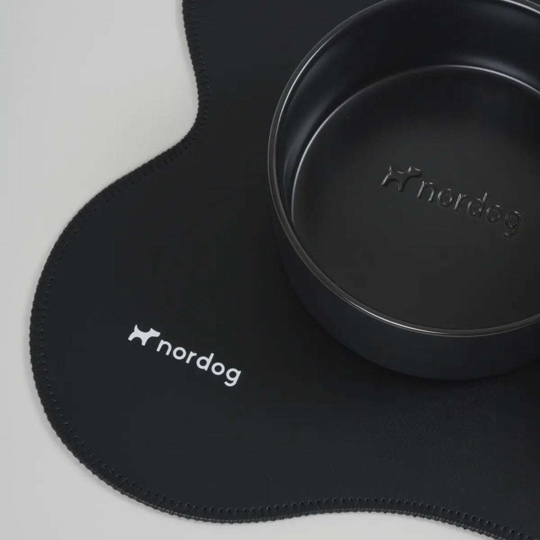 Nordog Placemat // Vandtæt underlag til hundeskåle (sort)