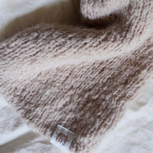 WEAR FIFI Strikkekit // Strik-selv Fluffy Hundesweater (almond)